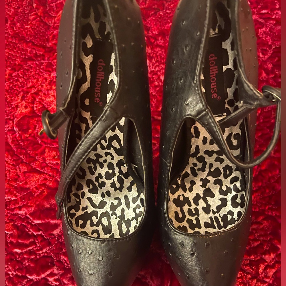 Dollhouse  - Black 6” Textured Heels - sz8